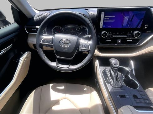 Used 2023 Toyota Highlander XLE FWD image 6