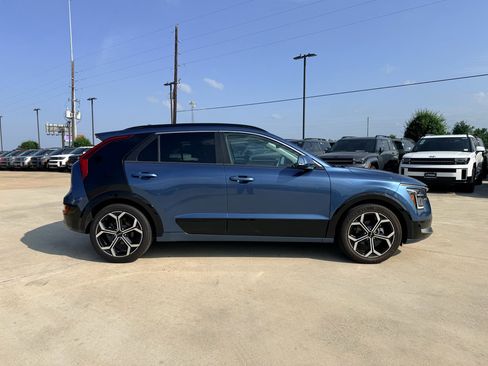 Used 2023 Kia Niro SX Touring FWD image 5
