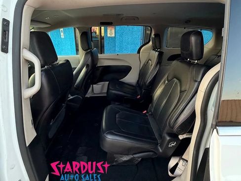 Used 2019 Chrysler Pacifica Touring-L FWD image 15