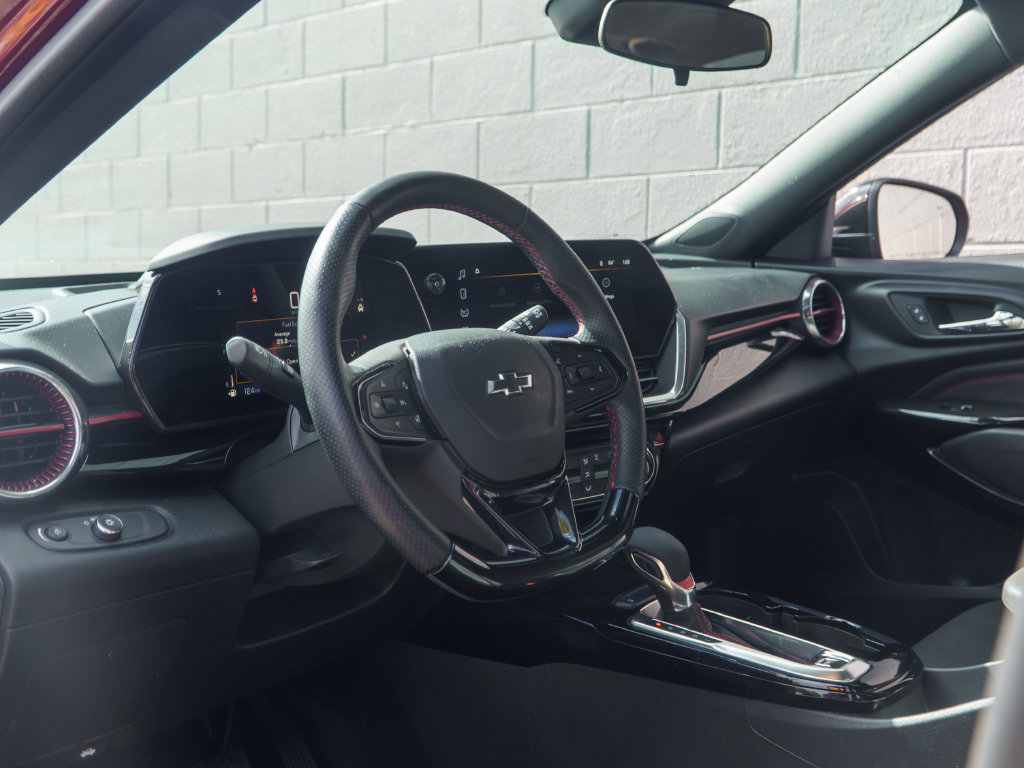 Used 2025 Chevrolet Trax RS w/ Sunroof Package FWD image 4