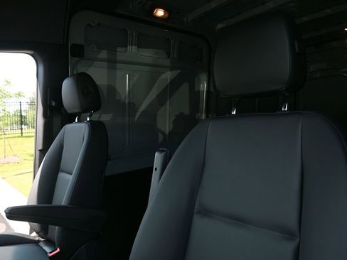 Used 2025 Mercedes-Benz Sprinter 2500 image 4