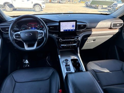 Certified 2022 Ford Explorer Limited w/ Equipment Group 301A image 5