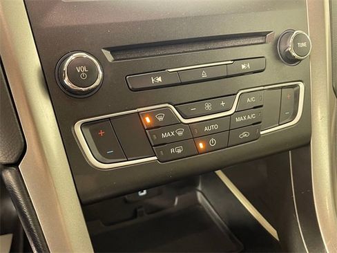 Used 2017 Ford Fusion SE image 9