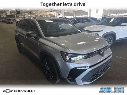 Used 2025 Volkswagen Taos S FWD image 1