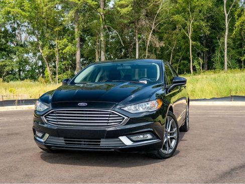 Used 2017 Ford Fusion SE w/ Equipment Group 201A FWD image 1