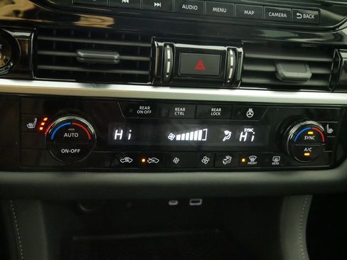 Used 2025 Nissan Pathfinder SL image 29