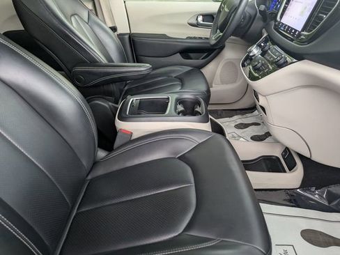 Used 2023 Chrysler Pacifica Touring-L FWD image 33