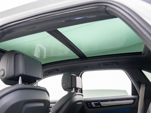 Certified 2022 Porsche Cayenne Platinum Edition image 19