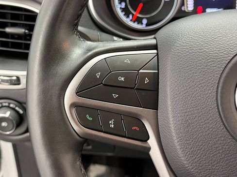 Used 2019 Jeep Cherokee Latitude Plus w/ Cold Weather Group AWD/4WD image 16