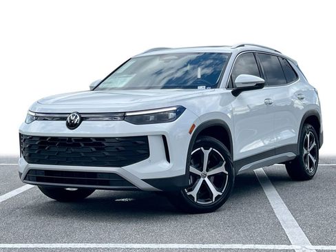 New 2025 Volkswagen Tiguan SE image 1