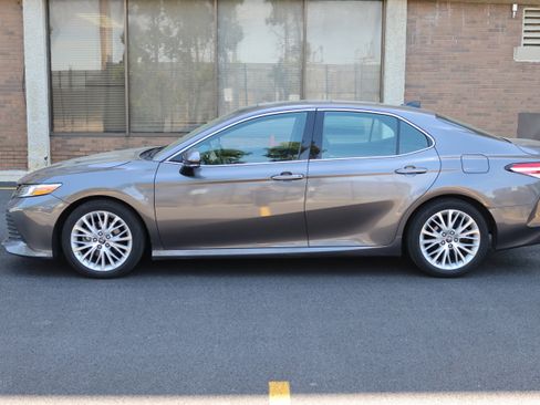 Used 2019 Toyota Camry XLE FWD image 6