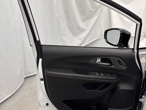 New 2026 Chrysler Pacifica Select image 12