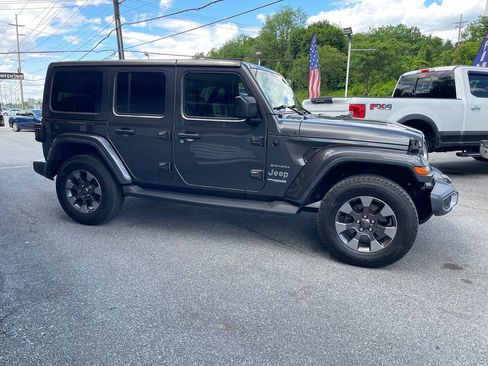 Used 2018 Jeep Wrangler Unlimited Sahara w/ Dual Top Group AWD/4WD image 8