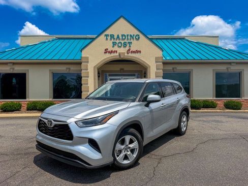 Used 2021 Toyota Highlander L FWD image 25