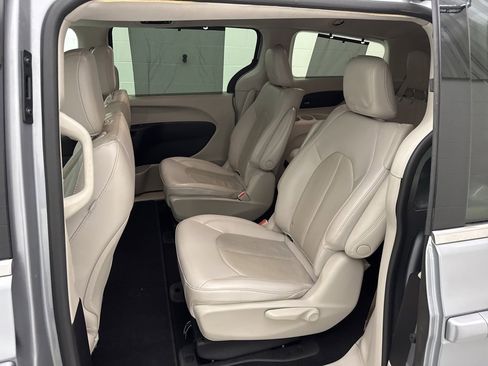 Used 2021 Chrysler Pacifica Touring-L image 45