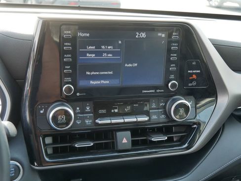 Used 2022 Toyota Highlander XLE image 29