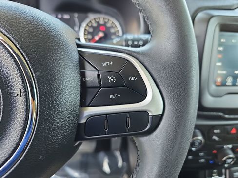 Used 2018 Jeep Renegade Latitude w/ Advanced Technology Group FWD image 17