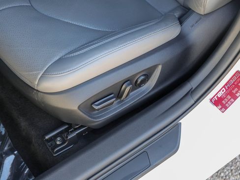 Used 2020 Toyota Avalon Limited image 10