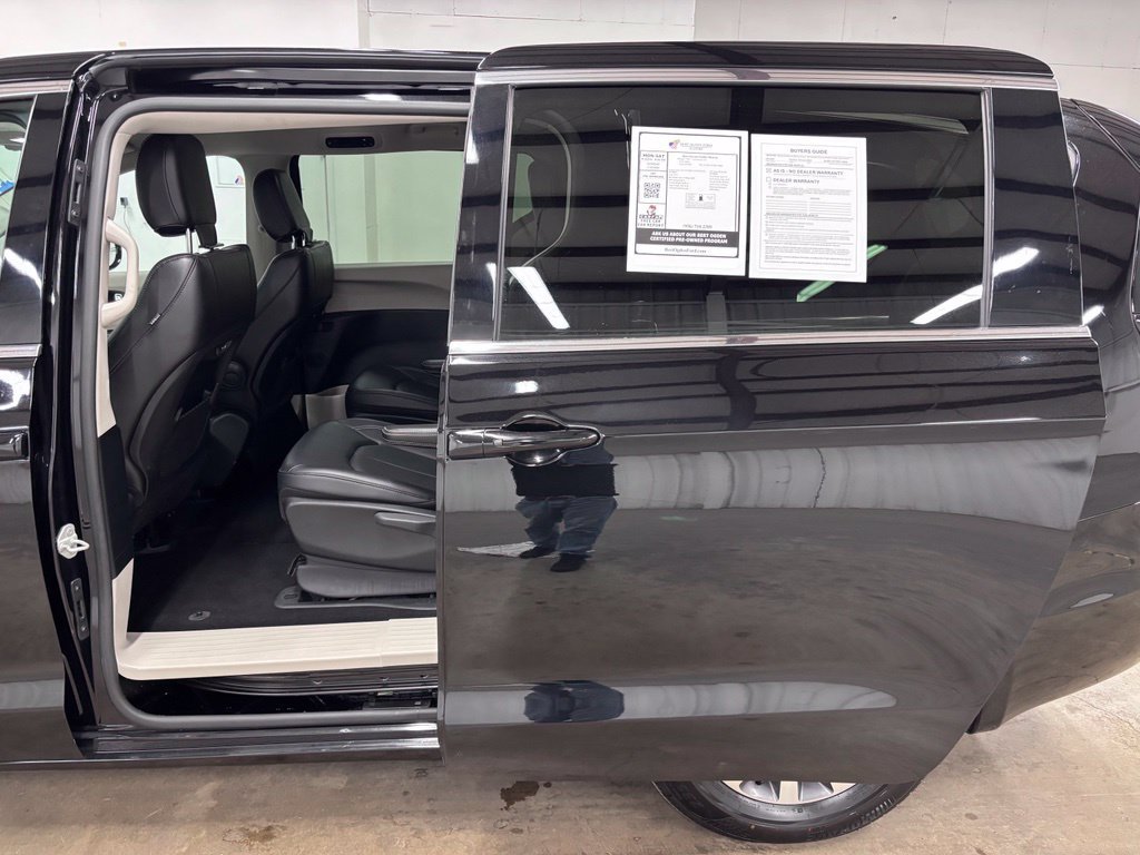 Used 2024 Chrysler Pacifica Limited FWD image 24