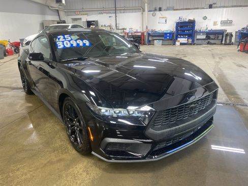 Used 2025 Ford Mustang Coupe RWD image 3