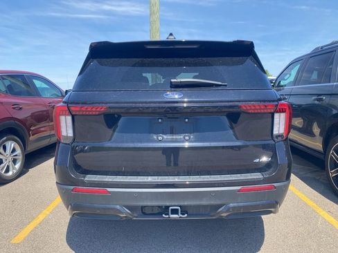 Used 2025 Ford Explorer ST-Line w/ ST-Line Street Pack AWD/4WD image 11