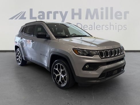 Used 2024 Jeep Compass Latitude AWD/4WD image 7