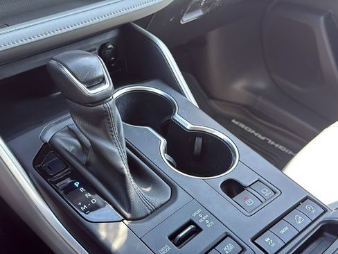 Used 2021 Toyota Highlander XLE AWD/4WD image 32