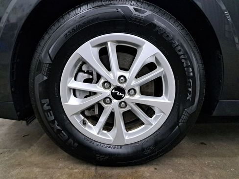 Used 2024 Kia Carnival LX image 10