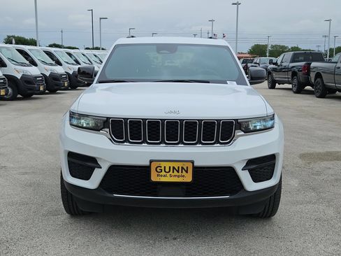 Used 2024 Jeep Grand Cherokee Laredo RWD image 8