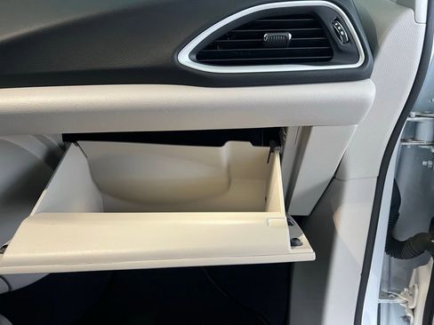 Used 2024 Chrysler Pacifica Touring-L image 28