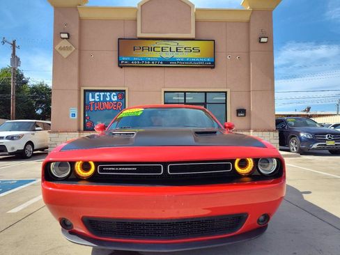 Used 2015 Dodge Challenger SXT Plus w/ Driver Convenience Group RWD image 9