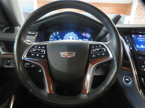 Used 2018 Cadillac Escalade Luxury AWD/4WD image 34