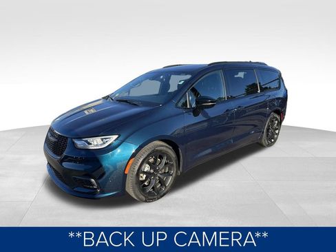 Used 2025 Chrysler Pacifica Limited image 7