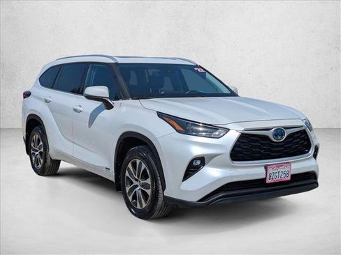 Used 2022 Toyota Highlander XLE AWD/4WD image 3