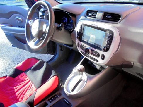 Used 2015 Kia Soul EV + image 8
