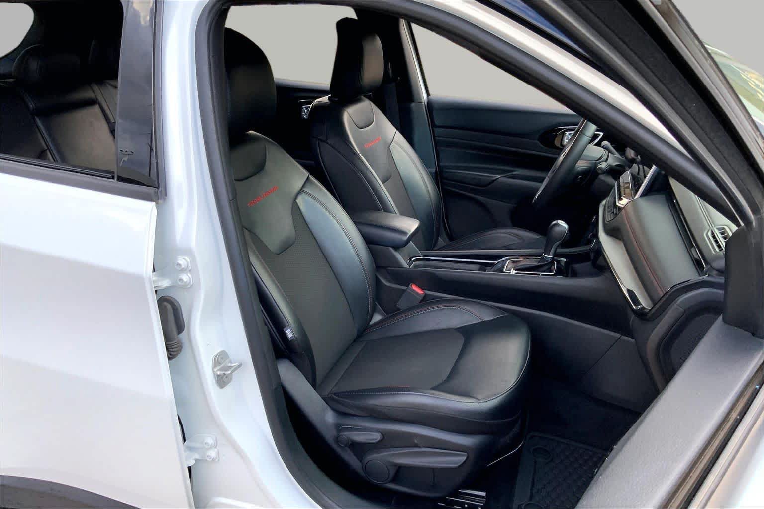 Used 2025 Jeep Compass Trailhawk AWD/4WD image 9