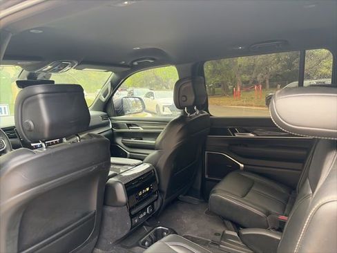 Used 2022 Jeep Wagoneer Series III w/ Flexible Seating Group image 8