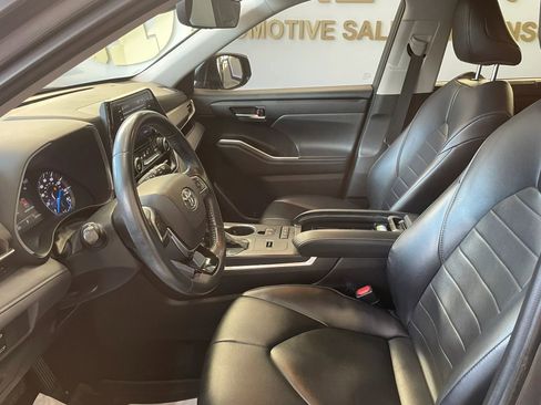 Used 2021 Toyota Highlander XLE AWD/4WD image 8