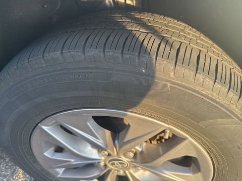 Used 2023 Toyota Sienna LE image 4