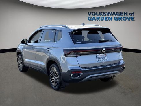 Used 2025 Volkswagen Taos SE image 4