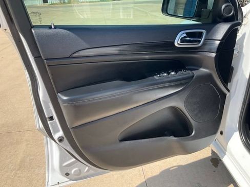 Used 2019 Jeep Grand Cherokee Altitude AWD/4WD image 4