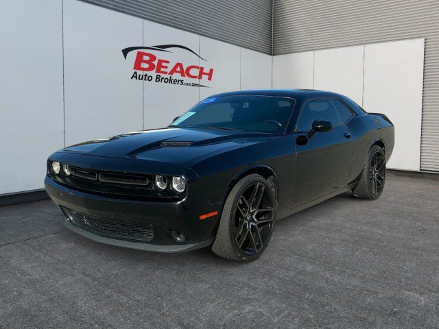 Used 2018 Dodge Challenger SXT RWD image 1