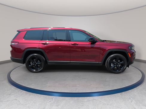 Used 2025 Jeep Grand Cherokee L Laredo AWD/4WD image 4