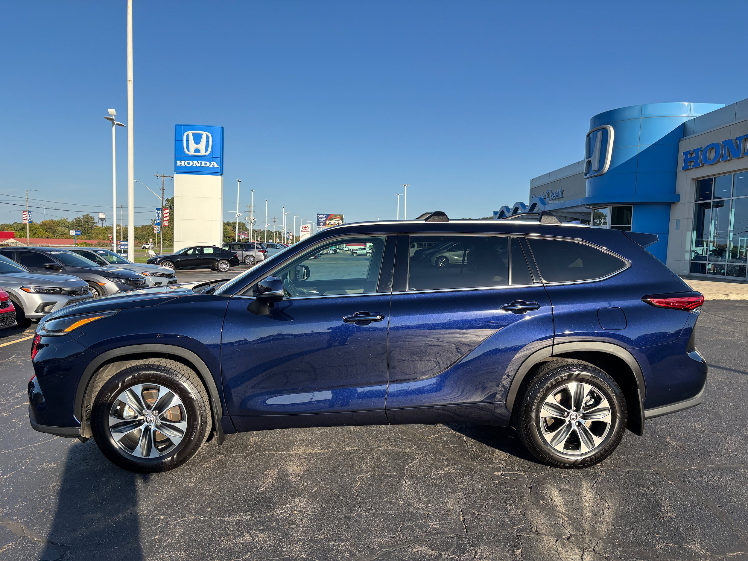 Used 2021 Toyota Highlander XLE FWD image 1