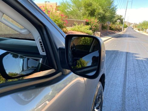 Used 2021 Nissan Titan SV w/ SV Convenience Package RWD image 16