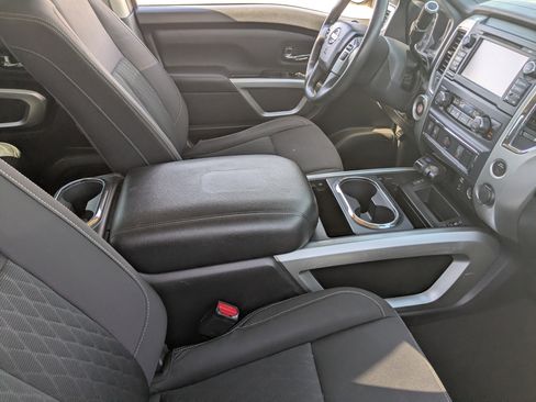 Used 2017 Nissan Titan SV image 11