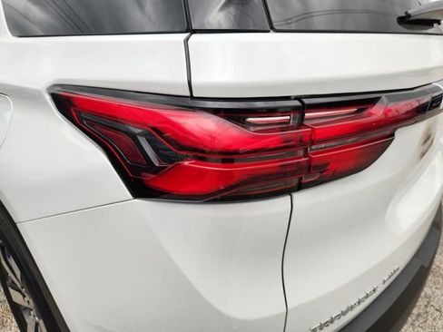 Used 2023 Chevrolet Traverse LT w/ LT Premium Package AWD/4WD image 8
