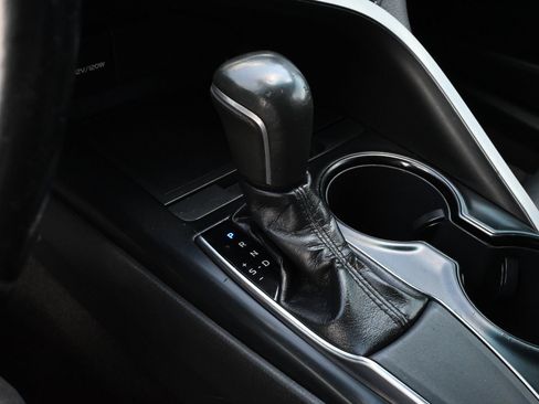 Used 2019 Toyota Camry SE FWD image 12