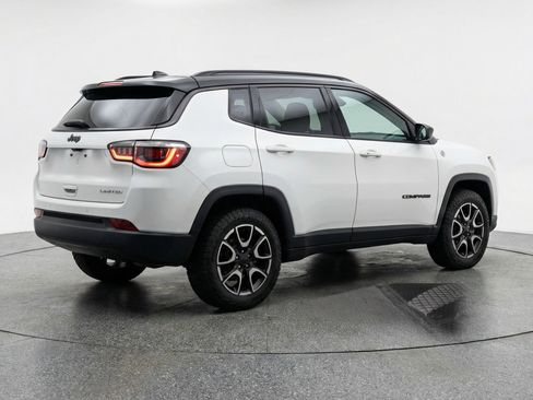 Used 2025 Jeep Compass Trailhawk image 9