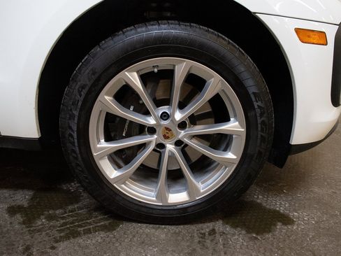 Certified 2025 Porsche Macan image 16